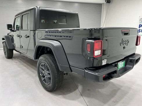 Used 2025 Jeep Gladiator Sport AWD/4WD image 6