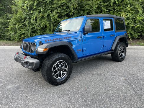 Used 2025 Jeep Wrangler Unlimited Rubicon w/ Convenience Group AWD/4WD image 4