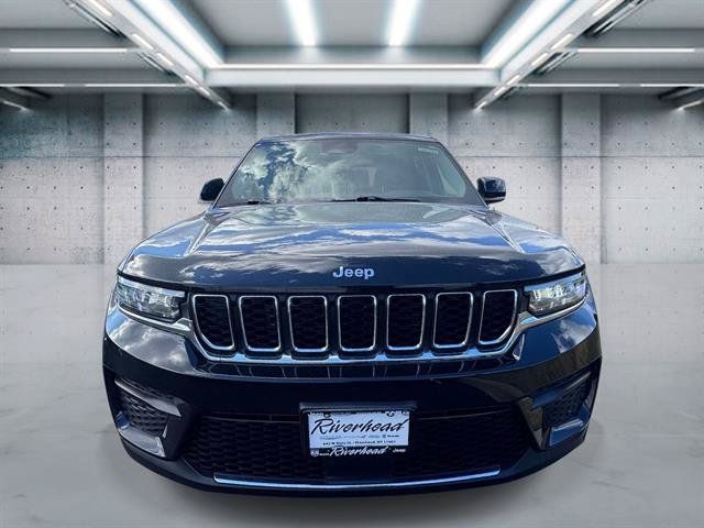 Used 2023 Jeep Grand Cherokee Laredo w/ Luxury Tech Group I AWD/4WD image 2
