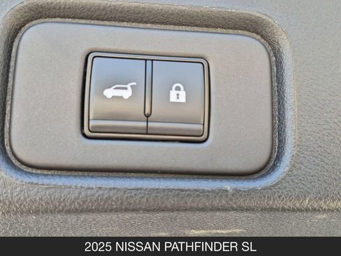 Used 2025 Nissan Pathfinder SL FWD image 25