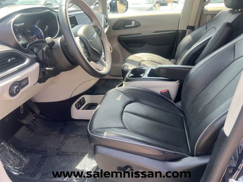 Used 2020 Chrysler Pacifica Limited FWD image 9