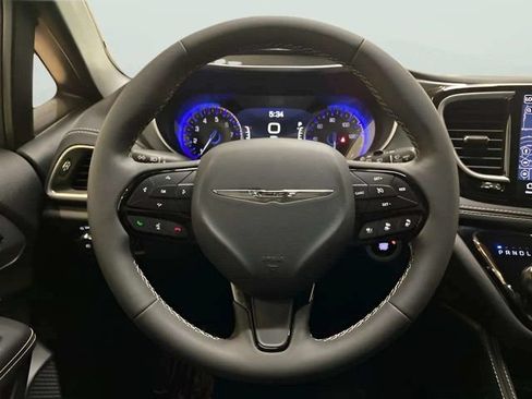 Used 2026 Chrysler Pacifica Limited w/ S Appearance Package FWD image 12