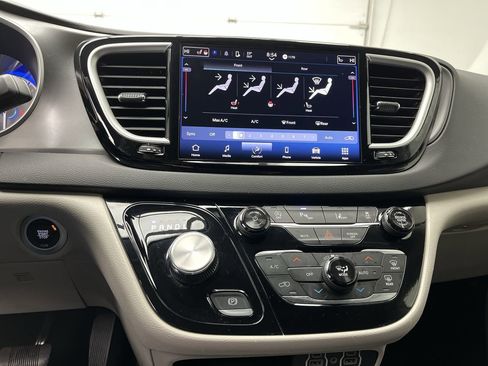 Used 2024 Chrysler Pacifica Touring-L image 16