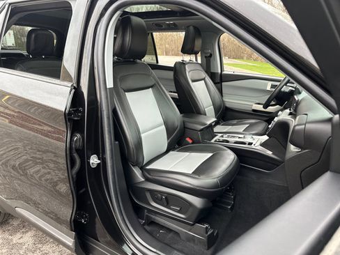 Used 2022 Ford Explorer XLT w/ Equipment Group 202A image 37