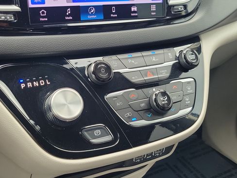 Used 2024 Chrysler Pacifica Touring-L FWD image 30