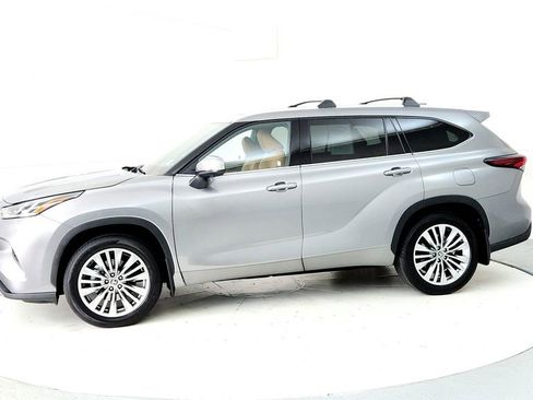 Certified 2026 Toyota Highlander Platinum AWD/4WD image 3