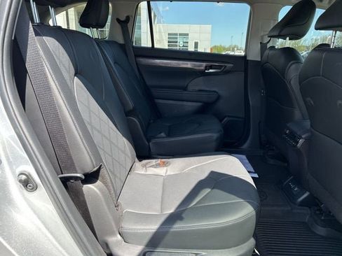 Used 2024 Toyota Highlander Platinum AWD/4WD image 13