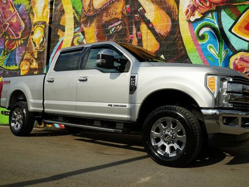 Used 2017 Ford F250 Lariat w/ Chrome Package image 3
