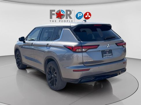 Used 2023 Mitsubishi Outlander SE Black Edition image 3