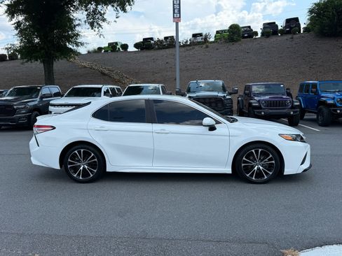 Used 2019 Toyota Camry SE FWD image 6
