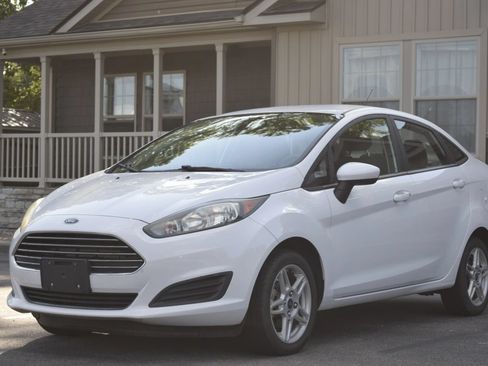 Used 2018 Ford Fiesta SE FWD image 1