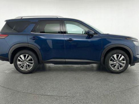 Used 2025 Nissan Pathfinder SV AWD/4WD image 11