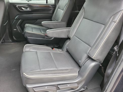 Used 2023 Chevrolet Suburban Premier image 7