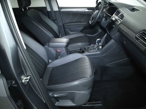 Certified 2024 Volkswagen Tiguan SE w/ Panoramic Sunroof Package AWD/4WD image 35