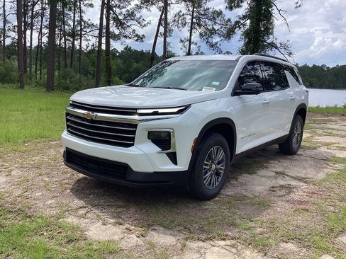 New 2026 Chevrolet Traverse LT w/ Driver Confidence Package FWD image 1