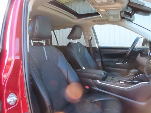 Used 2024 Toyota Highlander LE AWD/4WD image 25