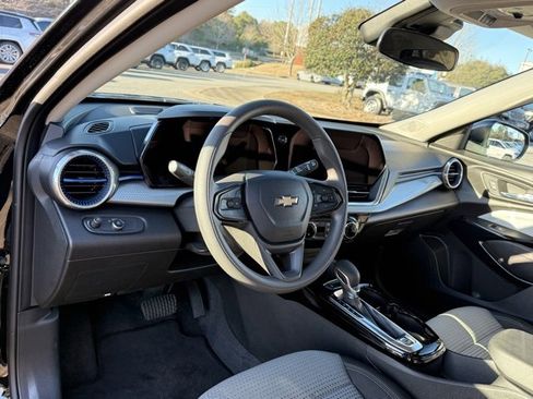 Used 2025 Chevrolet Trax LT image 15