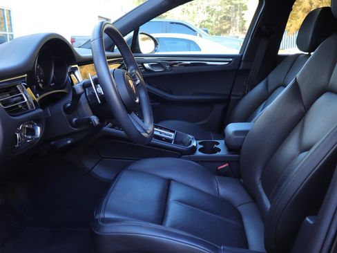 Used 2024 Porsche Macan image 11