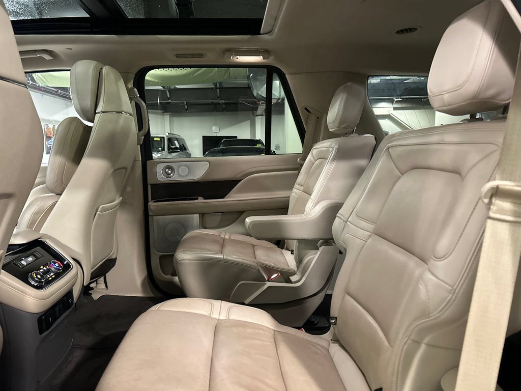 Used 2021 Lincoln Navigator Reserve w/ Luxury Package AWD/4WD image 23