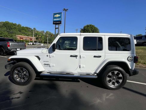 Used 2018 Jeep Wrangler Unlimited Sahara w/ Dual Top Group AWD/4WD image 8
