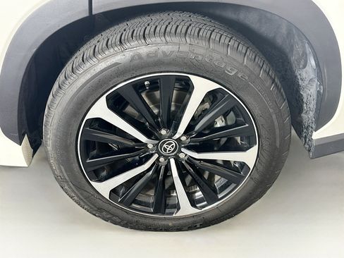 Used 2021 Toyota Highlander XSE FWD image 11