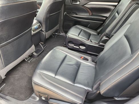 Used 2019 Toyota Highlander XLE image 32
