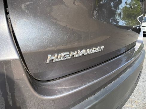 Used 2019 Toyota Highlander XLE AWD/4WD image 24