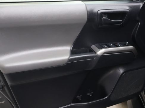 Used 2020 Toyota Tacoma SR5 AWD/4WD image 15