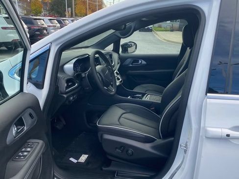 New 2026 Chrysler Pacifica Limited FWD image 16