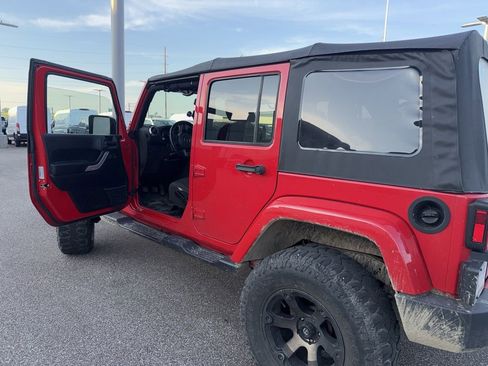 Used 2017 Jeep Wrangler Unlimited Sahara w/ Connectivity Group AWD/4WD image 6