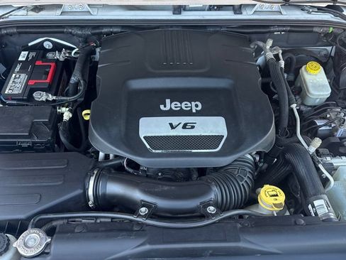 Used 2015 Jeep Wrangler Unlimited Sahara AWD/4WD image 14