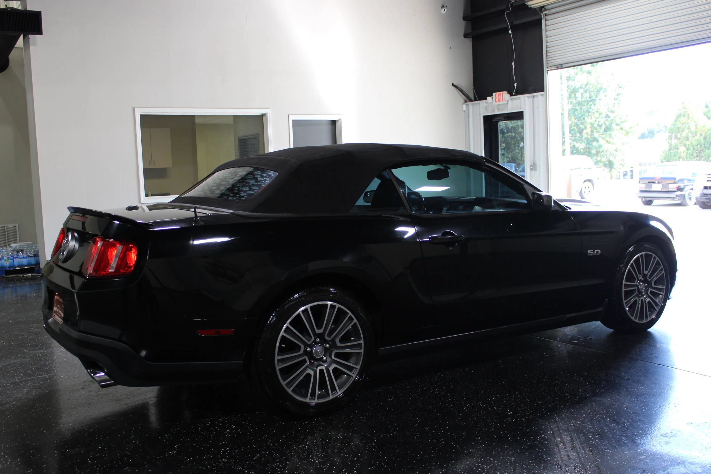 Used 2011 Ford Mustang GT Premium w/ Comfort Pkg RWD image 3