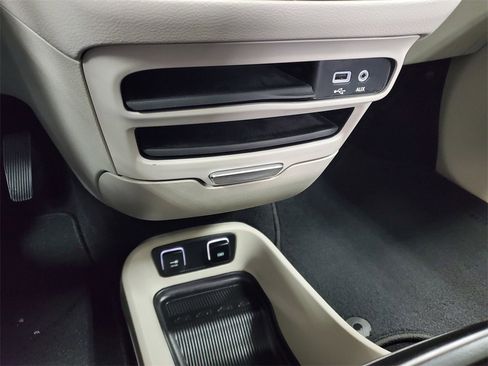 Used 2017 Chrysler Pacifica Touring-L image 25