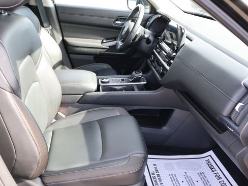 Used 2025 Nissan Pathfinder SL image 12