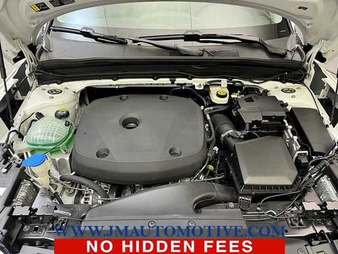 Used 2022 Volvo XC40 T5 Momentum w/ Premium Package image 10