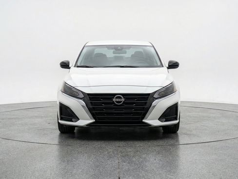 Used 2025 Nissan Altima 2.5 SV FWD image 2