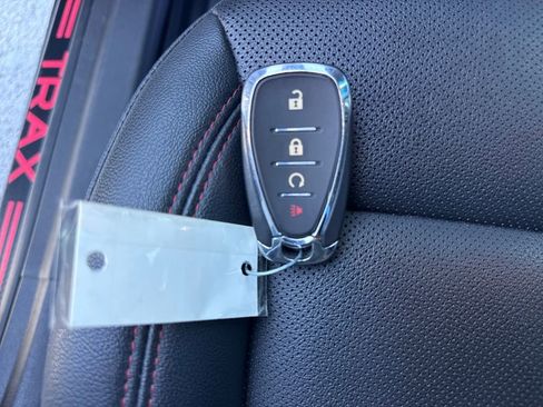 Used 2025 Chevrolet Trax RS image 32