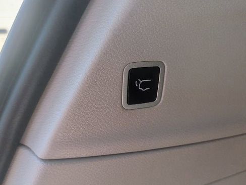 Used 2023 Chrysler Voyager LX FWD image 13