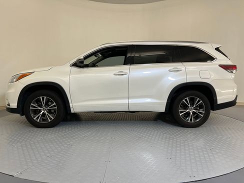 Used 2016 Toyota Highlander XLE image 2
