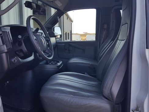 Used 2018 Chevrolet Express 3500 w/ Driver Convenience Package image 16