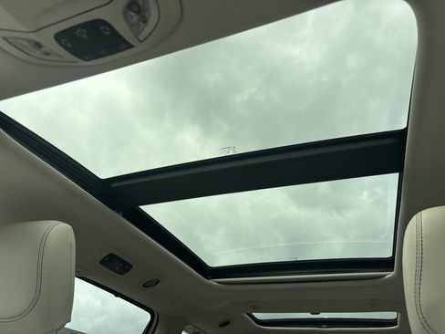 Used 2019 Chrysler Pacifica Limited w/ Advanced Safetytec Group FWD image 4