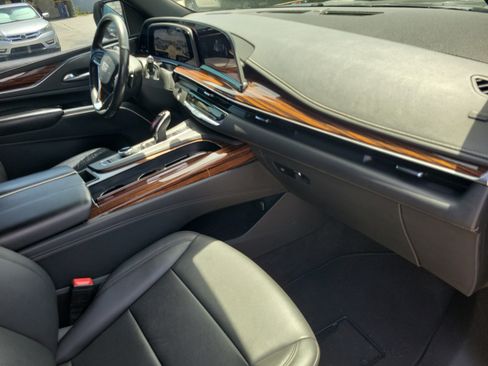 Used 2022 Cadillac Escalade Luxury AWD/4WD image 9