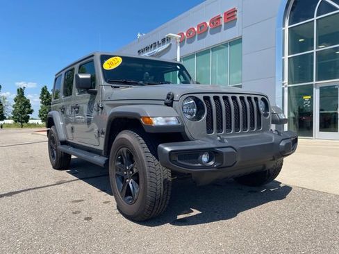 Used 2022 Jeep Wrangler Unlimited Sahara AWD/4WD image 3