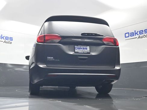 Used 2019 Chrysler Pacifica Touring-L FWD image 43