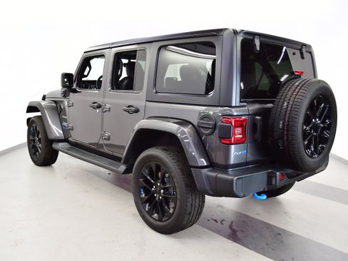 Used 2023 Jeep Wrangler Unlimited Sahara w/ Cold Weather Group AWD/4WD image 5
