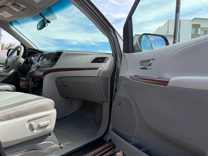 Used 2014 Toyota Sienna XLE w/ XLE Premium Package FWD image 29