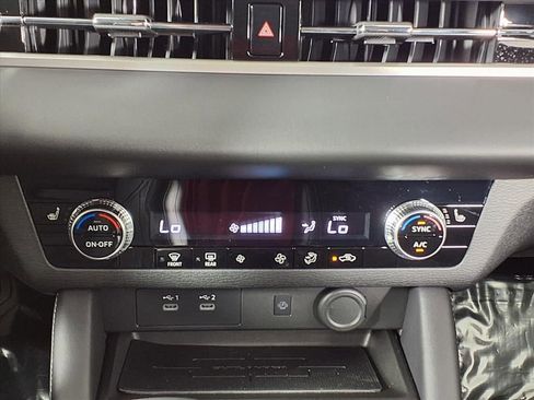 Used 2025 Mitsubishi Outlander SE image 18