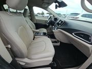 Used 2021 Chrysler Pacifica Touring-L FWD image 8