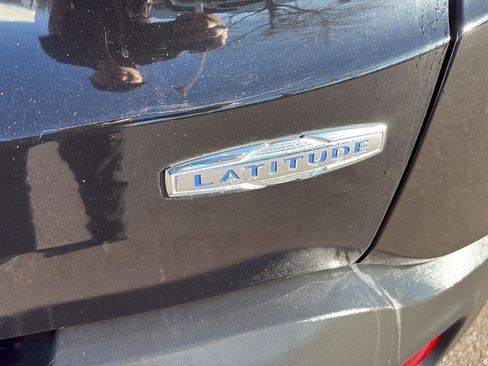 Used 2019 Jeep Renegade Latitude w/ Popular Equipment Group image 7