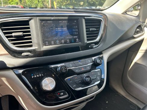 Used 2019 Chrysler Pacifica Touring-L FWD image 12